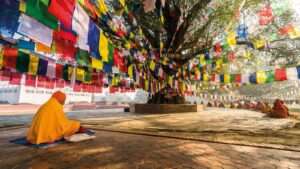 درخت مقدس بودهی در زادگاه بودا تزیین شده با پرچم های عبادی